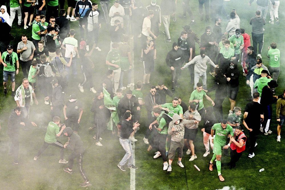 Imagini incredibile din Franța! Fanii lui Saint-Etienne au făcut prăpăd după ce echipa a retrogradat. S-au aruncat torțe spre tunel_30