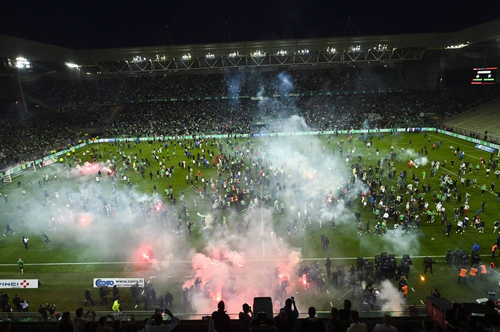 Imagini incredibile din Franța! Fanii lui Saint-Etienne au făcut prăpăd după ce echipa a retrogradat. S-au aruncat torțe spre tunel_4