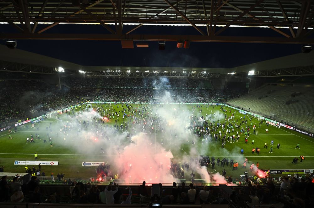 Imagini incredibile din Franța! Fanii lui Saint-Etienne au făcut prăpăd după ce echipa a retrogradat. S-au aruncat torțe spre tunel_5