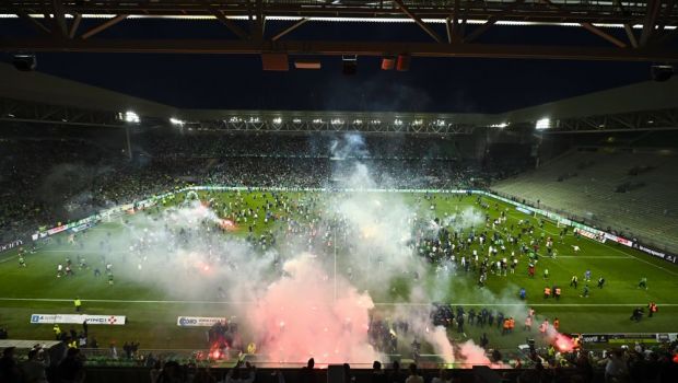 
	Imagini incredibile din Franța! Fanii lui Saint-Etienne au făcut prăpăd după ce echipa a retrogradat. S-au aruncat torțe spre tunel
