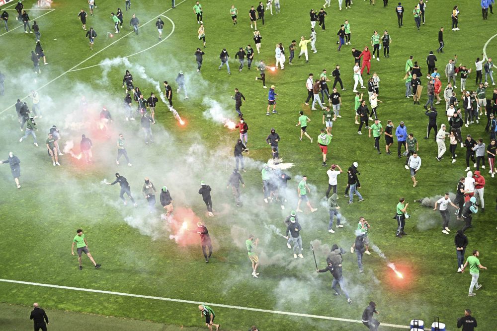 Imagini incredibile din Franța! Fanii lui Saint-Etienne au făcut prăpăd după ce echipa a retrogradat. S-au aruncat torțe spre tunel_6