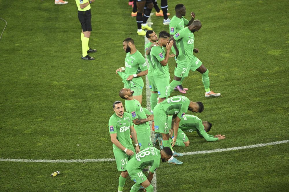 Imagini incredibile din Franța! Fanii lui Saint-Etienne au făcut prăpăd după ce echipa a retrogradat. S-au aruncat torțe spre tunel_8