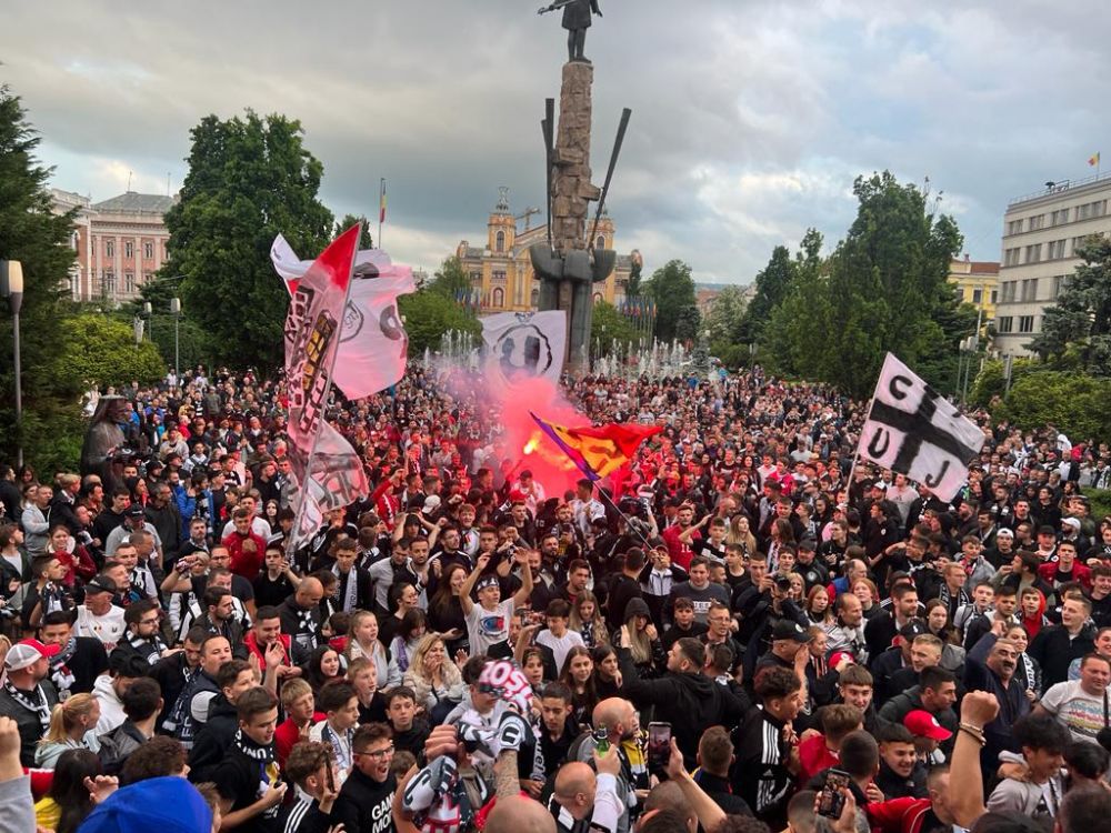 Fanii lui U Cluj au ”împânzit” orașul! ”Șepcile roșii” au sărbătorit promovarea alături de jucători_1