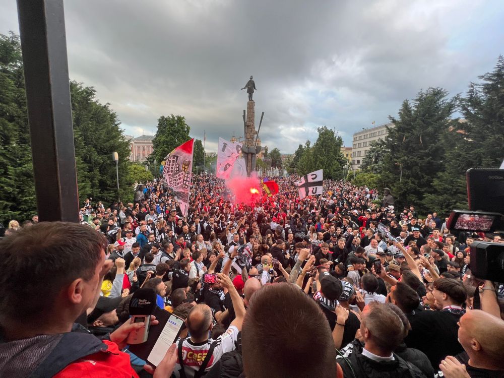 Fanii lui U Cluj au ”împânzit” orașul! ”Șepcile roșii” au sărbătorit promovarea alături de jucători_2