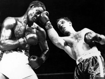 
	SPECIAL | Rocky Marciano, boxerul care lovea cu puterea unui proiectil antitanc. Povestea celui mai iubit copil al Italiei din Statele Unite
