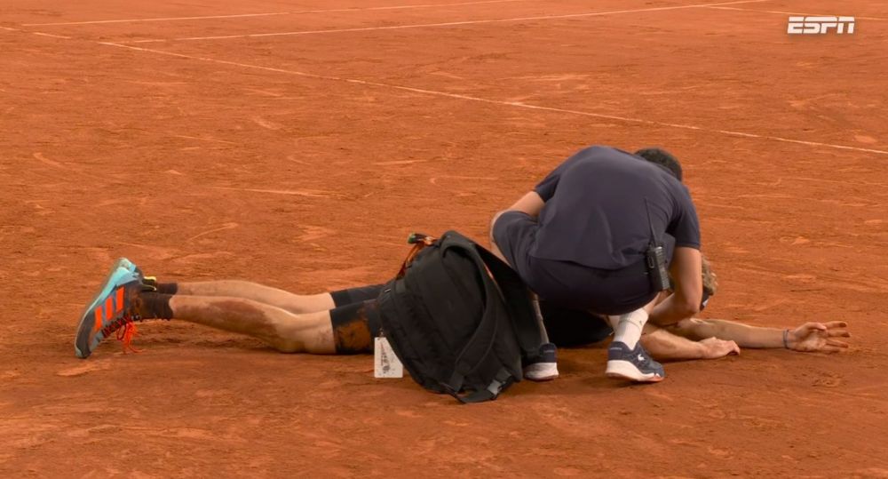 Retragere șocantă în semifinala Nadal - Zverev: germanul a abandonat meciul după o entorsă groaznică și a fost scos în scaunul cu rotile_1