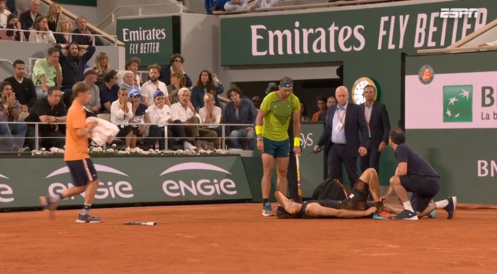 Retragere șocantă în semifinala Nadal - Zverev: germanul a abandonat meciul după o entorsă groaznică și a fost scos în scaunul cu rotile_2