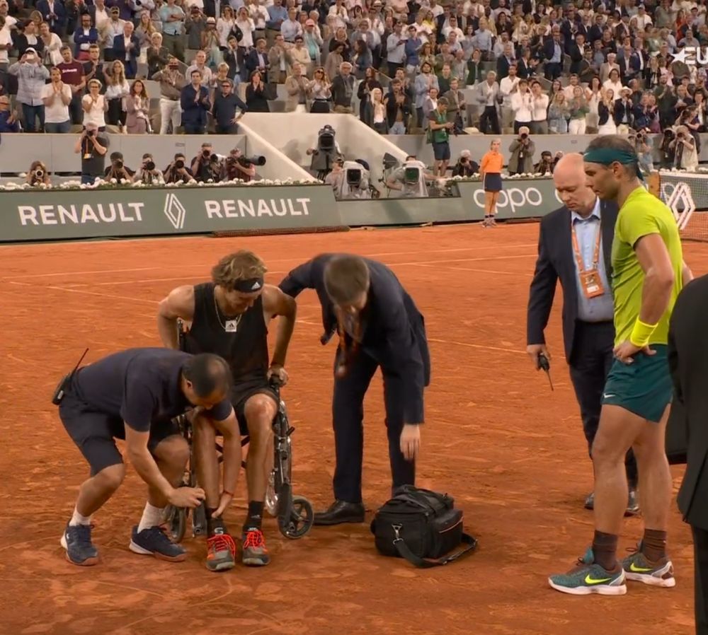 Retragere șocantă în semifinala Nadal - Zverev: germanul a abandonat meciul după o entorsă groaznică și a fost scos în scaunul cu rotile_18