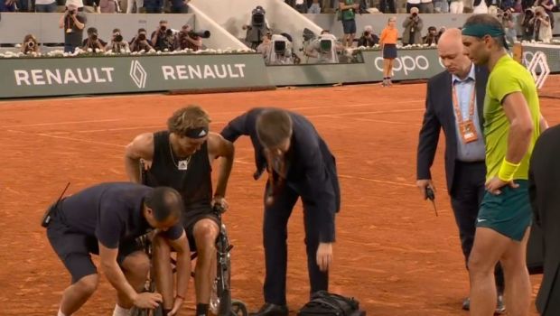 
	Retragere șocantă în semifinala Nadal - Zverev: germanul a abandonat meciul după o entorsă groaznică și a fost scos în scaunul cu rotile

