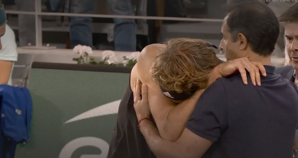 Retragere șocantă în semifinala Nadal - Zverev: germanul a abandonat meciul după o entorsă groaznică și a fost scos în scaunul cu rotile_19