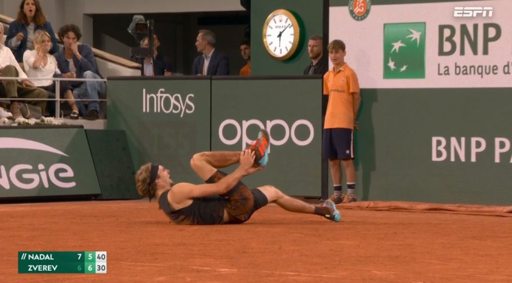 Retragere șocantă în semifinala Nadal - Zverev: germanul a abandonat meciul după o entorsă groaznică și a fost scos în scaunul cu rotile_3