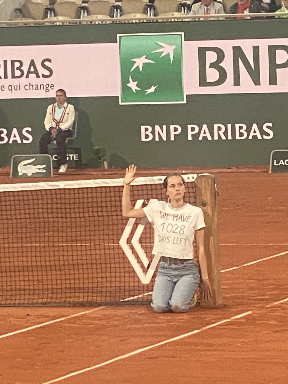 Incident nemaivăzut la Roland Garros: semifinala Cilic - Ruud, întreruptă de o protestatară care s-a legat de fileu_1