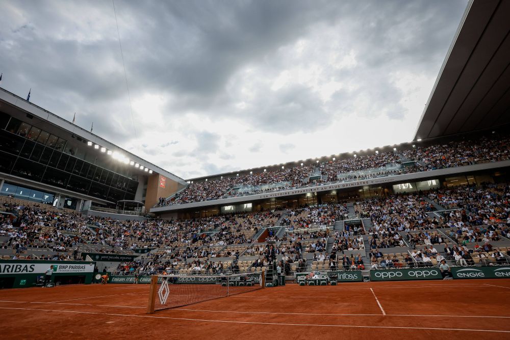 Incident nemaivăzut la Roland Garros: semifinala Cilic - Ruud, întreruptă de o protestatară care s-a legat de fileu_15
