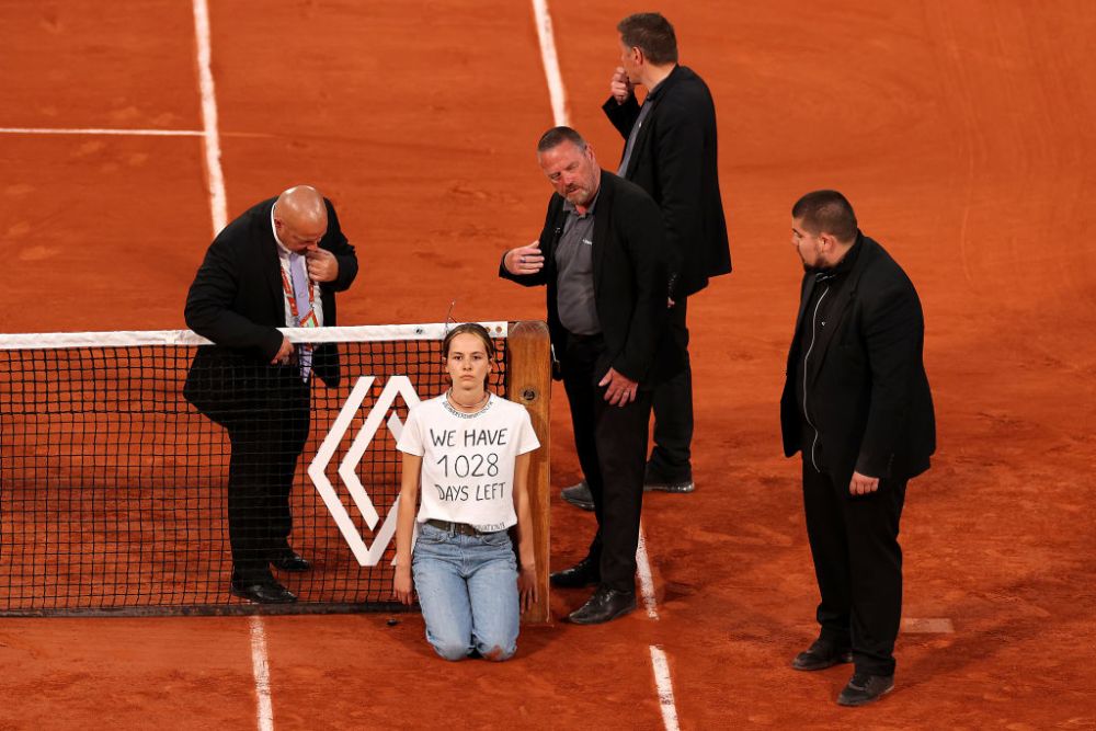 Incident nemaivăzut la Roland Garros: semifinala Cilic - Ruud, întreruptă de o protestatară care s-a legat de fileu_3