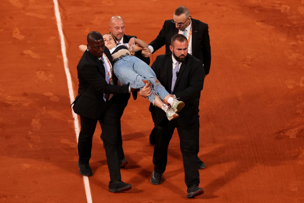 Incident nemaivăzut la Roland Garros: semifinala Cilic - Ruud, întreruptă de o protestatară care s-a legat de fileu_4