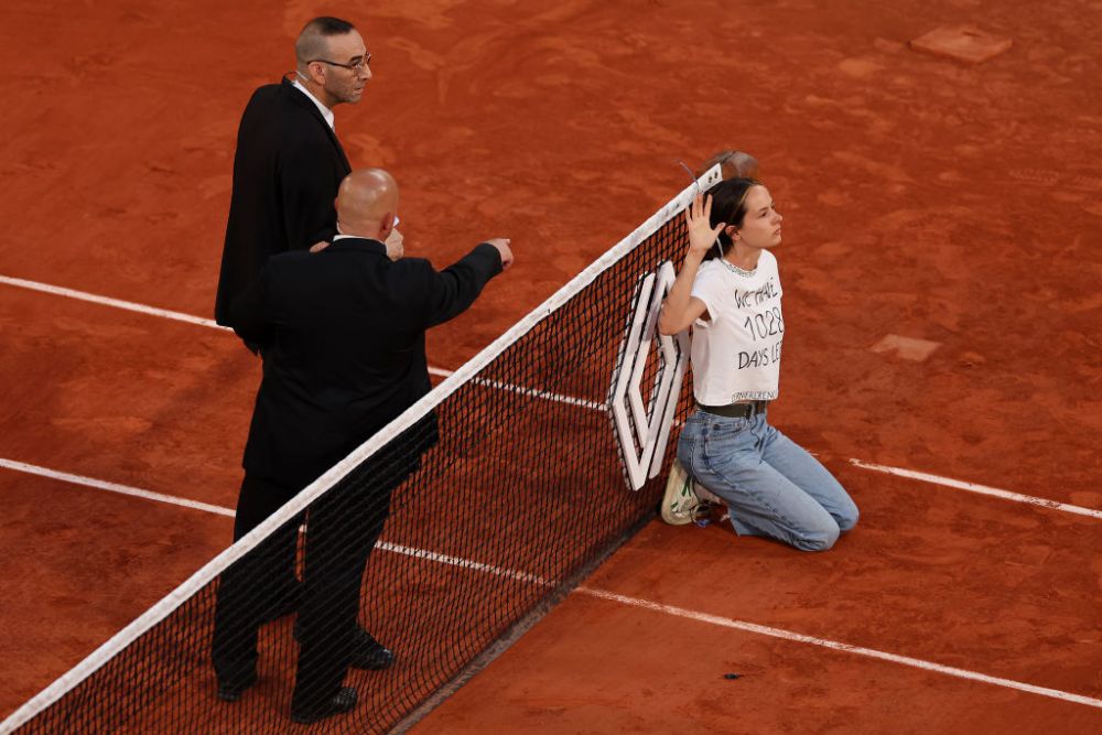 Incident nemaivăzut la Roland Garros: semifinala Cilic - Ruud, întreruptă de o protestatară care s-a legat de fileu_5