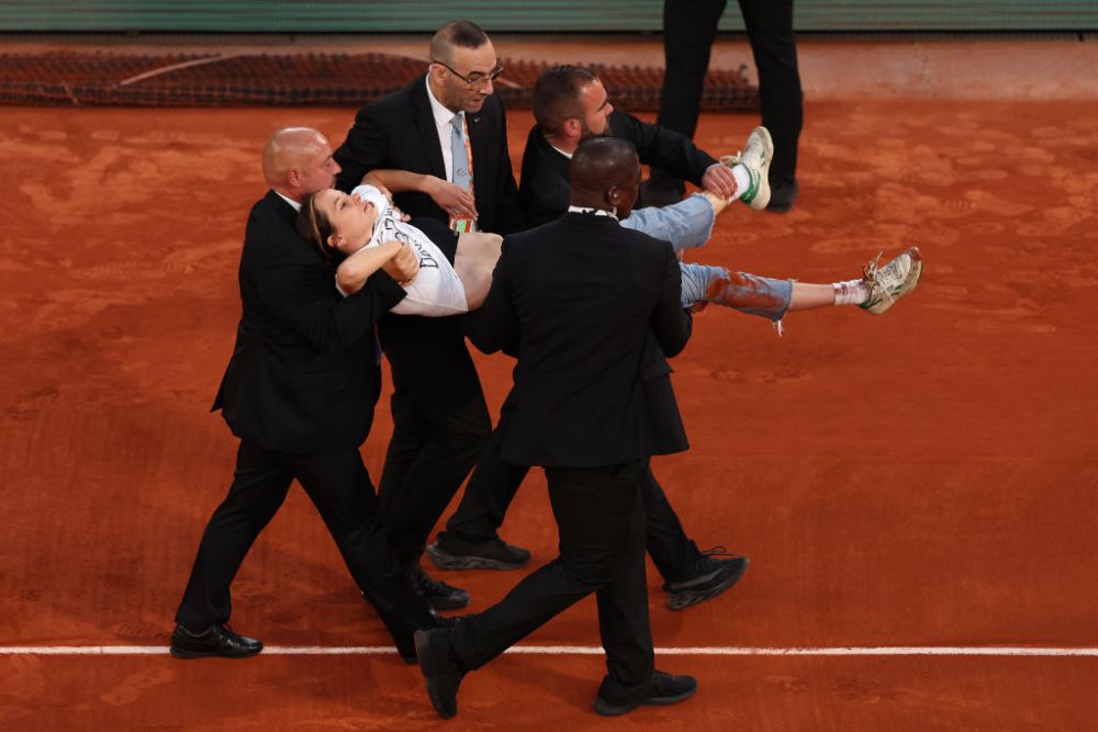 Incident nemaivăzut la Roland Garros: semifinala Cilic - Ruud, întreruptă de o protestatară care s-a legat de fileu_6