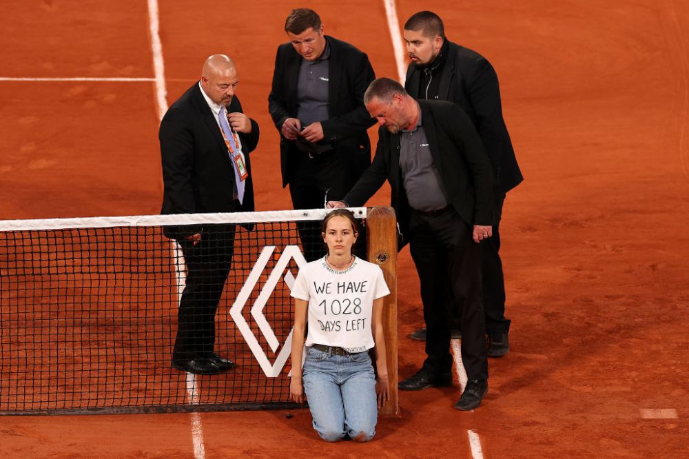 Incident nemaivăzut la Roland Garros: semifinala Cilic - Ruud, întreruptă de o protestatară care s-a legat de fileu_7
