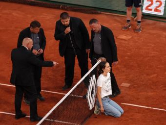 
	Incident nemaivăzut la Roland Garros: semifinala Cilic - Ruud, întreruptă de o protestatară care s-a legat de fileu
