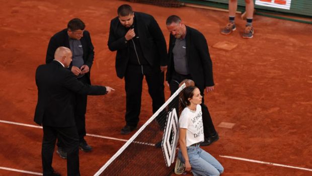 
	Incident nemaivăzut la Roland Garros: semifinala Cilic - Ruud, întreruptă de o protestatară care s-a legat de fileu
