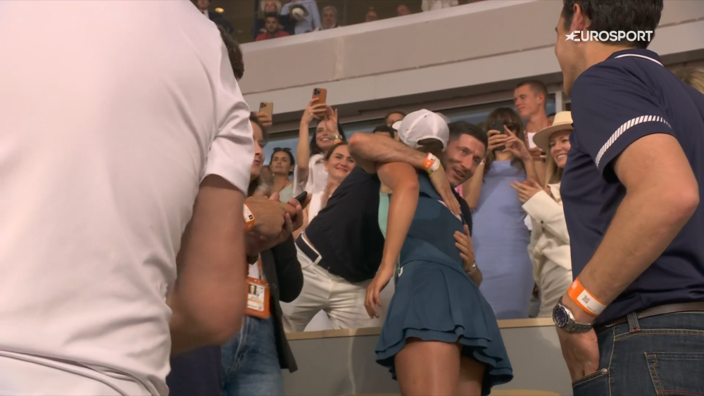 Două legende: Lewandowski și Swiatek s-au îmbrățișat după victoria polonezei la Roland Garros_1