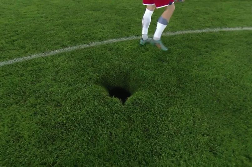 Moment bizar la meciul Austria - Danemarca. O gaură chiar la mijlocul terenului: "Puteai să-ți rupi piciorul!"_1
