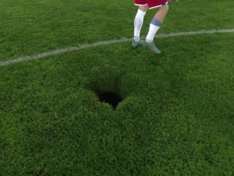 
	Moment bizar la meciul Austria - Danemarca. O gaură chiar la mijlocul terenului: &quot;Puteai să-ți rupi piciorul!&quot;
