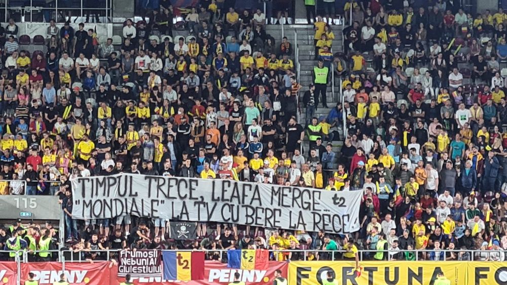 "Timpul trece, leafa merge!". Suporterii de pe Giulești i-au taxat pe tricolorii lui Iordănescu: bannerele afișate _2