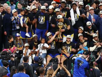 
	Golden State Warriors, 4 titluri în 8 sezoane! Curry, ales MVP pentru prima dată în carieră

