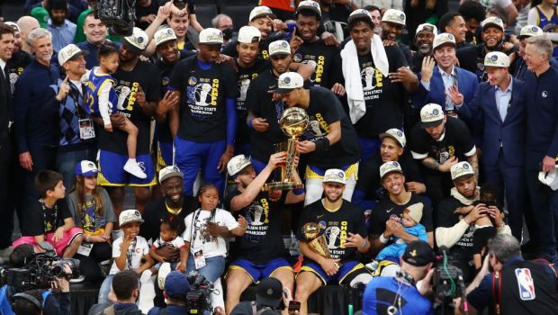 
	Golden State Warriors, 4 titluri în 8 sezoane! Curry, ales MVP pentru prima dată în carieră
