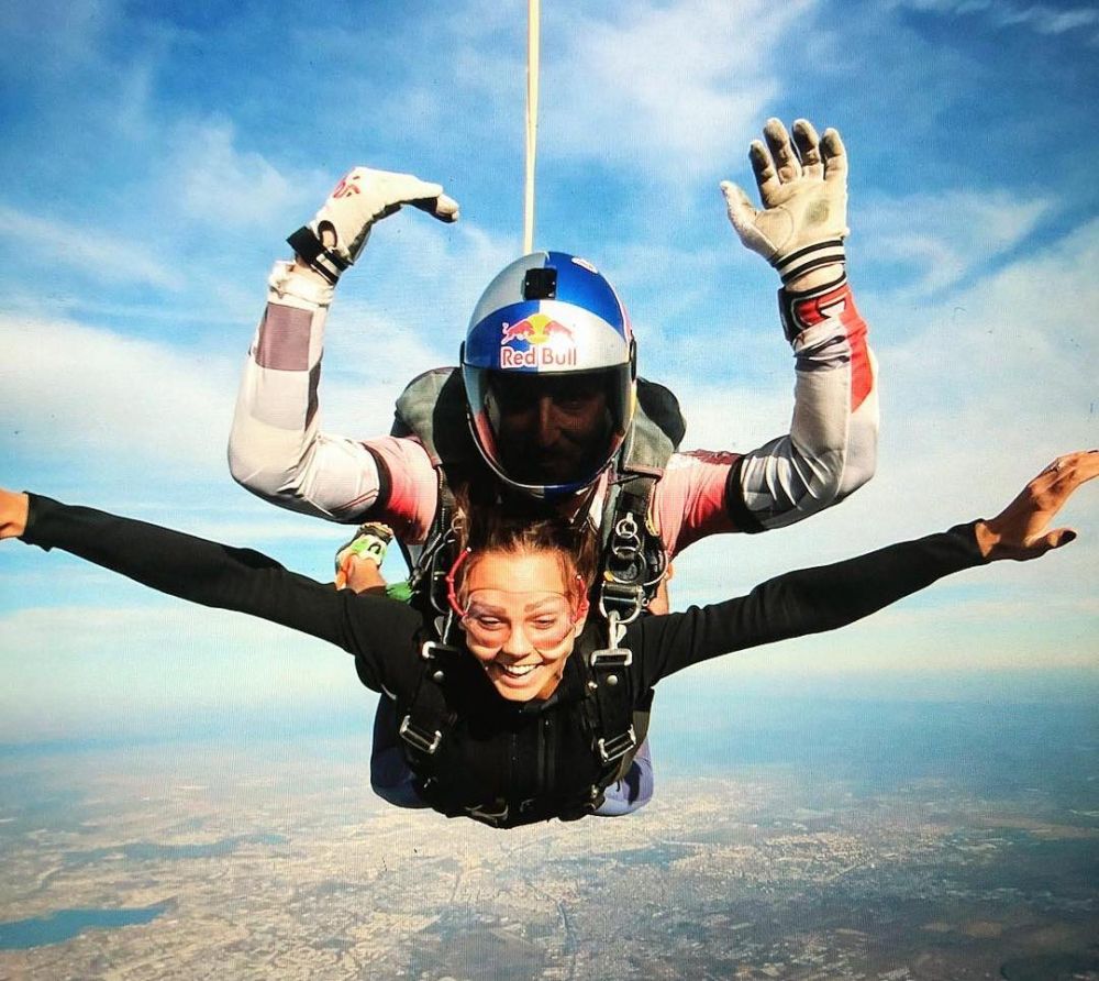 A suferit o operație dificilă la genunchi, dar abia așteaptă să facă skydiving: "E pasiunea mea, un sentiment pe care îl caut"_2