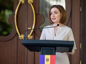 
	Președintele Republicii Moldova ține cu Rapid? Cadoul primit de Maia Sandu
