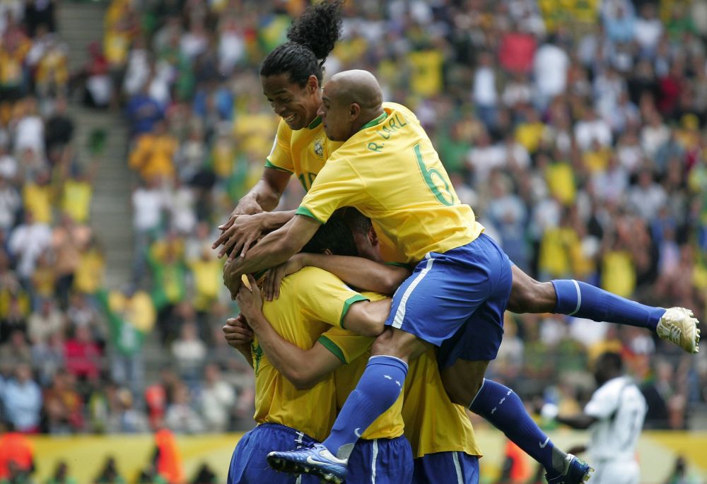 Fotbal adevărat! Meci fabulos între echipele lui Ronaldinho și Roberto Carlos, intitulat ”The Beautiful Game”_2