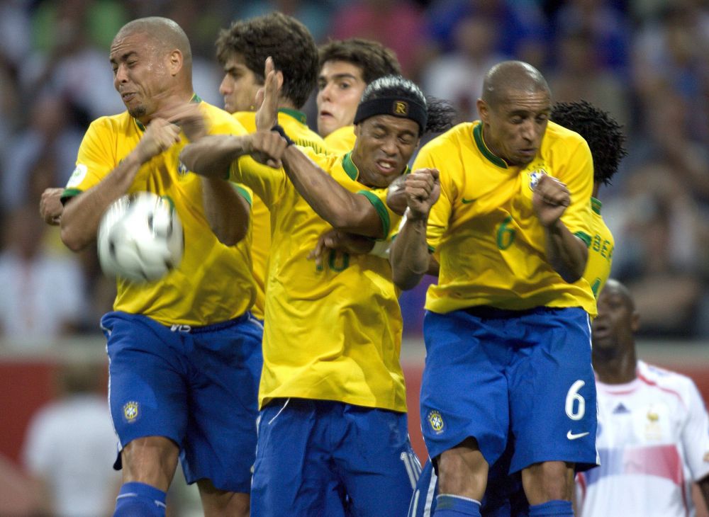 Fotbal adevărat! Meci fabulos între echipele lui Ronaldinho și Roberto Carlos, intitulat ”The Beautiful Game”_3