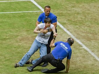 
	O femeie a intrat pe teren la Halle și a vrut să se lege de fileu. Ce mesaj avea pe tricou
