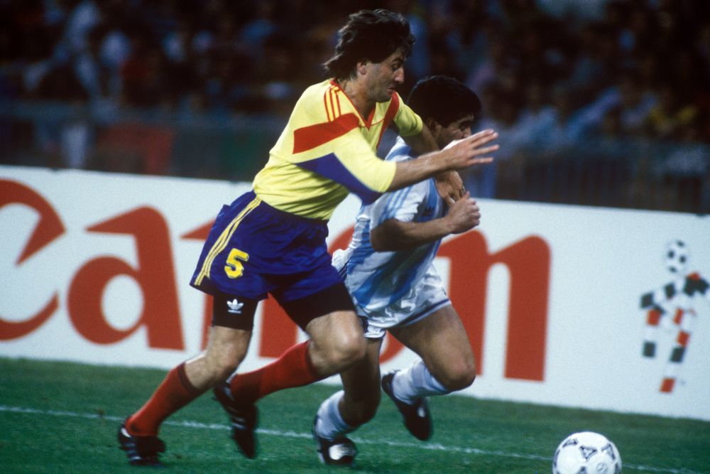 Maradona, ieșire nervoasă după un meci cu România: „Mi l-a luat și mi l-a aruncat în iarbă”_1