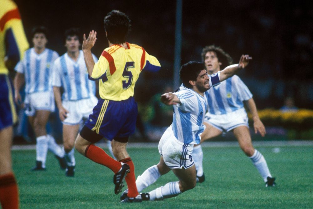Maradona, ieșire nervoasă după un meci cu România: „Mi l-a luat și mi l-a aruncat în iarbă”_2