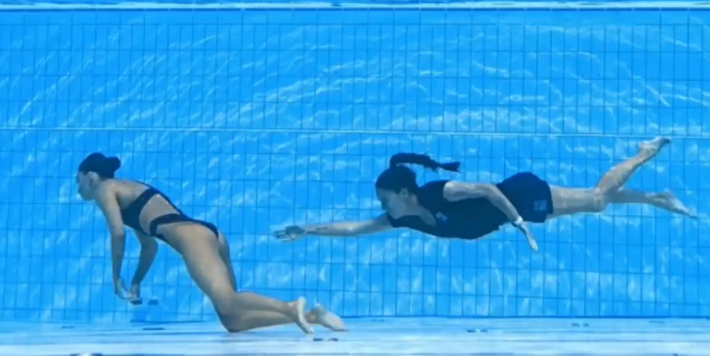 Imagini șocante de la Campionatul Mondial! O înotătoare din SUA, aproape de tragedie, după ce a leșinat în timpul probei! Antrenoarea a sărit să o salveze _1