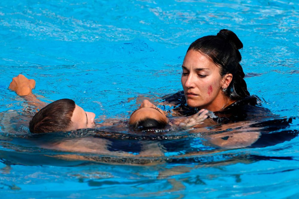 Imagini șocante de la Campionatul Mondial! O înotătoare din SUA, aproape de tragedie, după ce a leșinat în timpul probei! Antrenoarea a sărit să o salveze _4