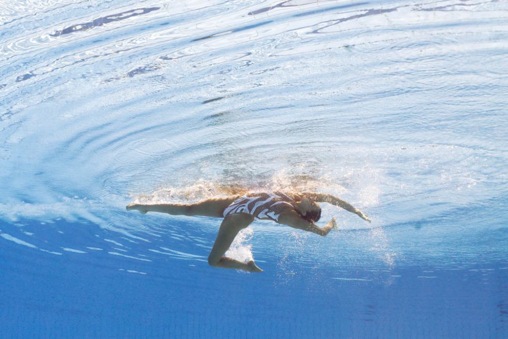 Imagini șocante de la Campionatul Mondial! O înotătoare din SUA, aproape de tragedie, după ce a leșinat în timpul probei! Antrenoarea a sărit să o salveze _11