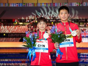 China ia tot! Doi puști de doar 15 ani au adus medalia de aur cu numărul 100 pentru țara care domină Mondialele de natație