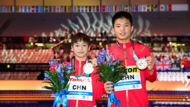 China ia tot! Doi puști de doar 15 ani au adus medalia de aur cu numărul 100 pentru țara care domină Mondialele de natație