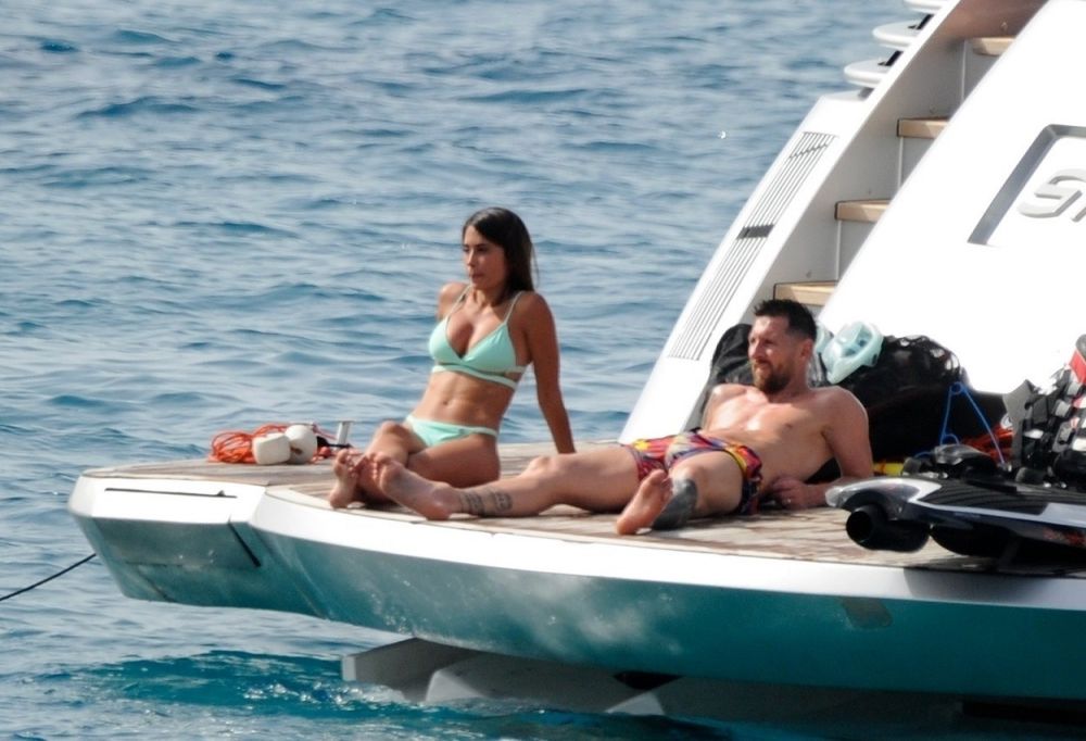 Georgina vs. Antonela! Partenerele lui Messi și Ronaldo, apariții wow din vacanță: și-au etalat siluetele în costume de baie hot_12