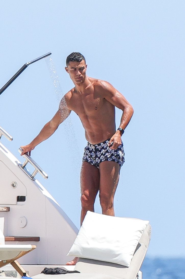 Georgina vs. Antonela! Partenerele lui Messi și Ronaldo, apariții wow din vacanță: și-au etalat siluetele în costume de baie hot_20