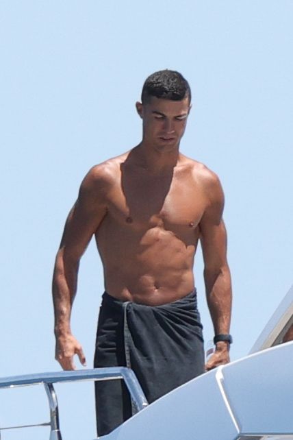 Georgina vs. Antonela! Partenerele lui Messi și Ronaldo, apariții wow din vacanță: și-au etalat siluetele în costume de baie hot_25