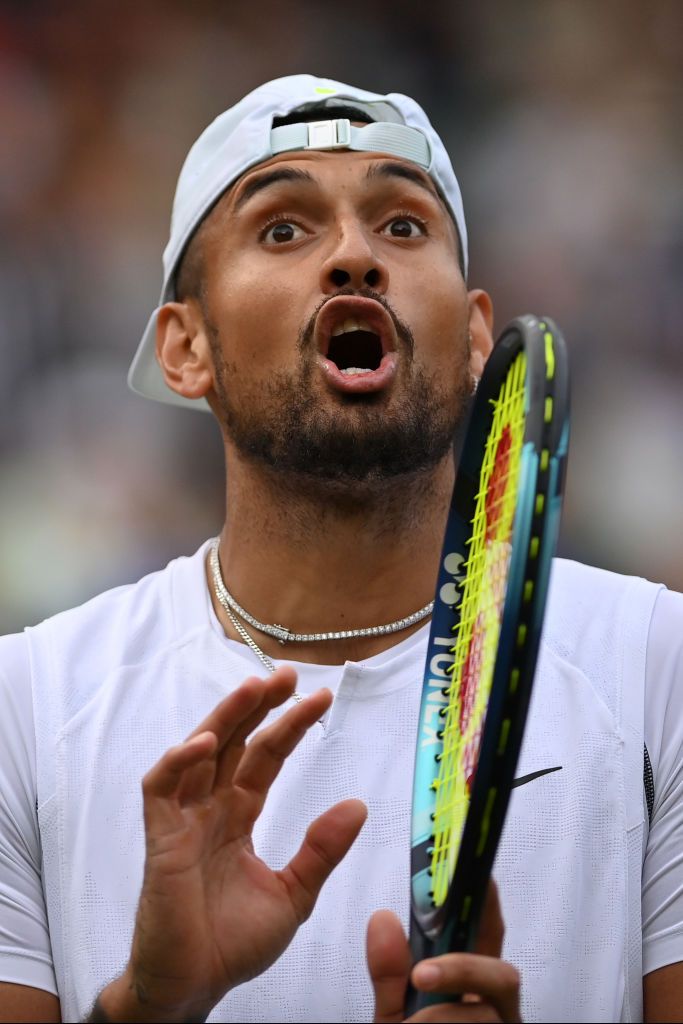 „Ești prost?!” Meci nebun la Wimbledon! Nick Kyrgios s-a dezlănțuit în meciul cu Tsitsipas după ieșirile nervoase ale grecului _3