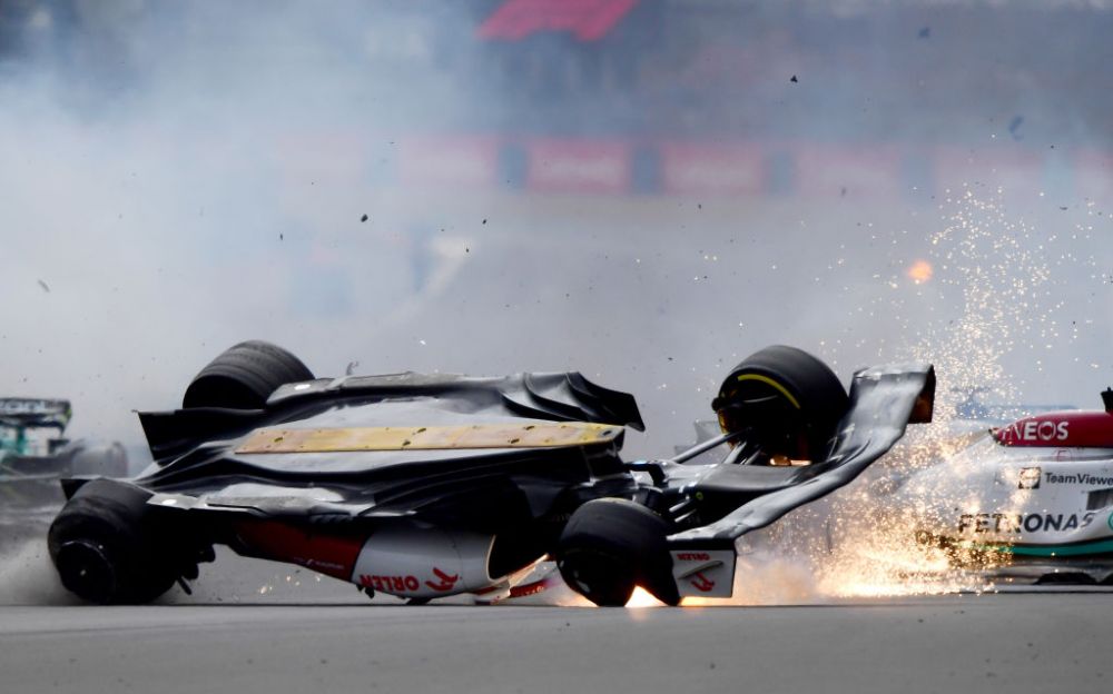 Primul mesaj al pilotului chinez accidentat în teribilul impact de la Marele Premiu de la Silverstone. Cum se simte Zhou Guanyu_13
