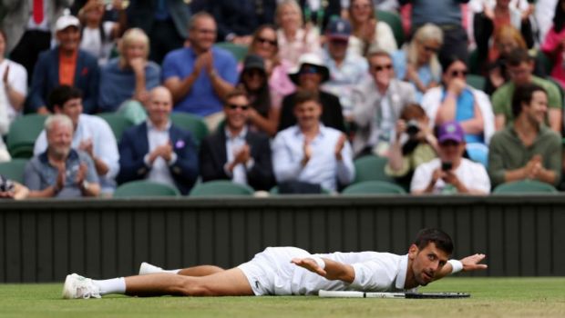 
	Faza anului la Wimbledon: Novak Djokovic &bdquo;a zburat&rdquo; pe teren! Celebrarea punctului câștigat, marcă înregistrată &#39;Nole&#39;
