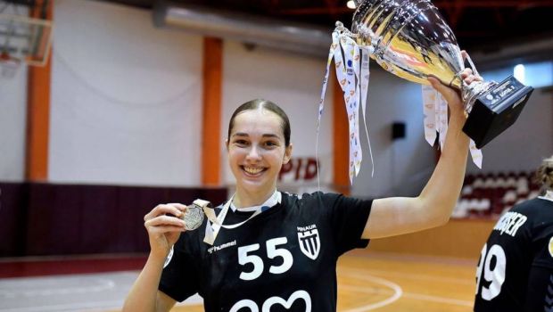 
	Oana Borș, una dintre cele mai talentate handbaliste din România, nevoită să stea pe bară peste un an!
