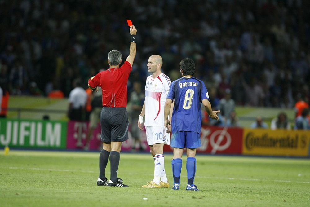 16 de ani de la momentul în care Zidane l-a lovit cu capul pe Materazzi și s-a retras din fotbal!_8